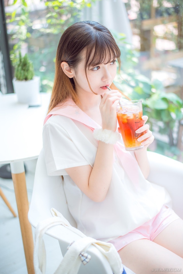 友谊能使人同舟共济，友谊能使人生活充实，五彩缤纷。